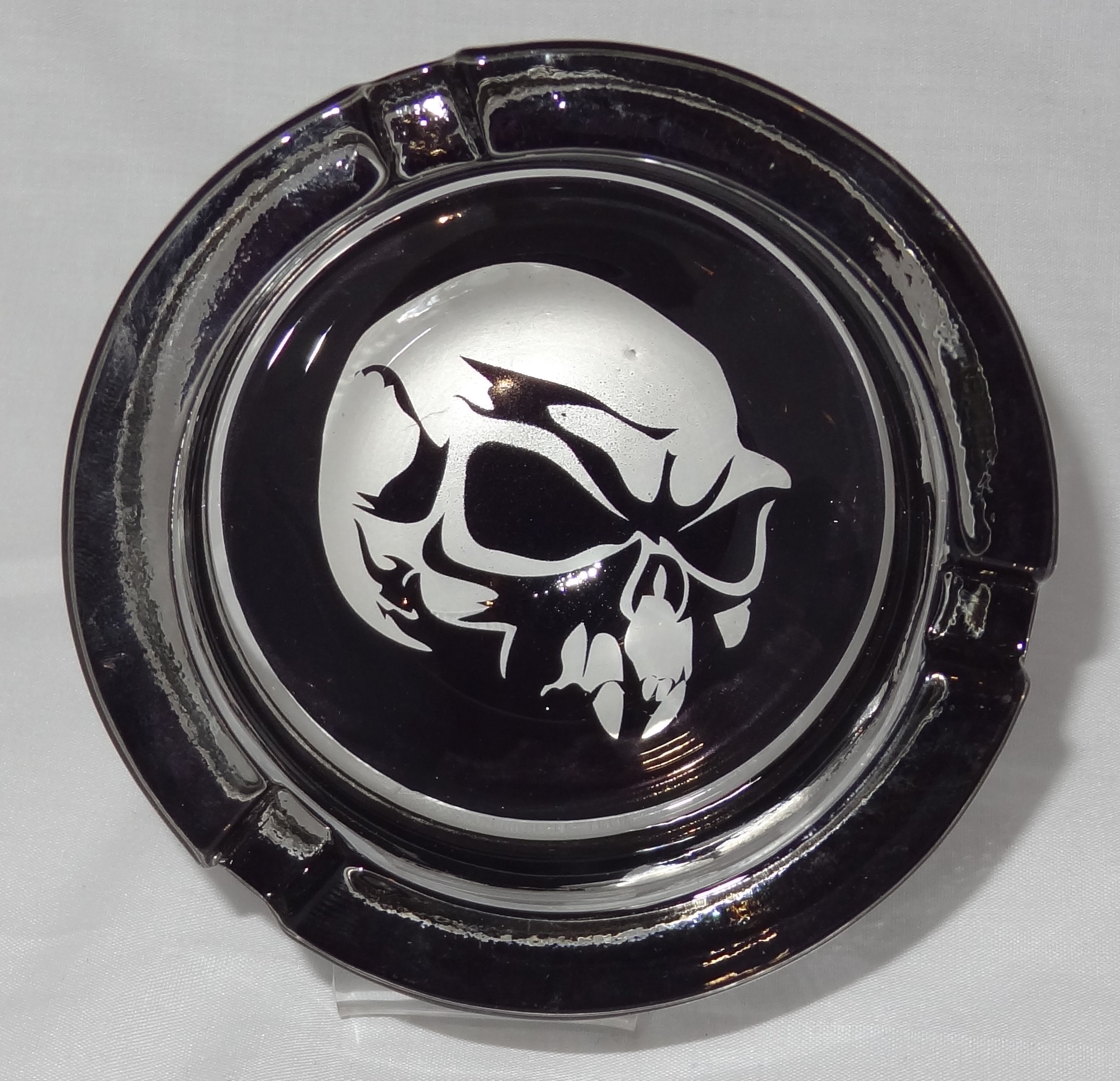 Small Round ASHTRAY - black and white - skull
